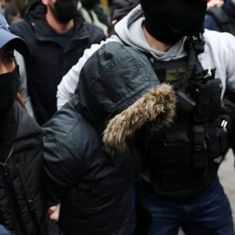 Η Ρούλα Πισπιρίγκου οδηγείται στην ανακρίτρια για να απολογηθεί για τον θάνατο της Τζωρτζίνας