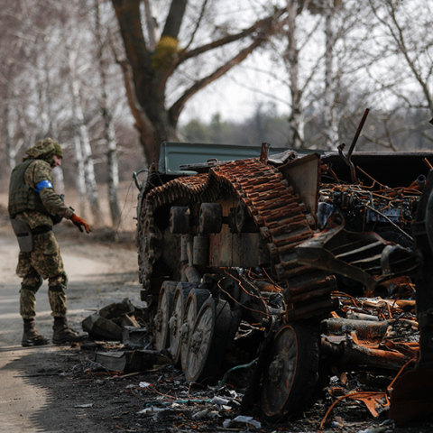 Πόλεμος στην Ουκρανία: Κατεστραμμένο ρωσικό άρμα μάχης σε χωριό κοντά στο Κίεβο