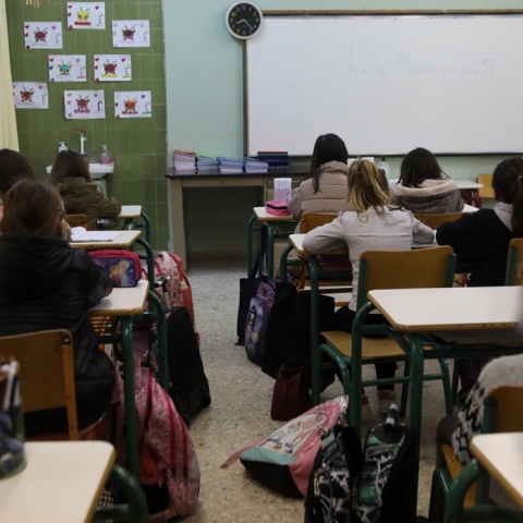 Μαθητές κάθονται στα θρανία τους μέσα σε τάξη σχολείου στη Γλυφάδα