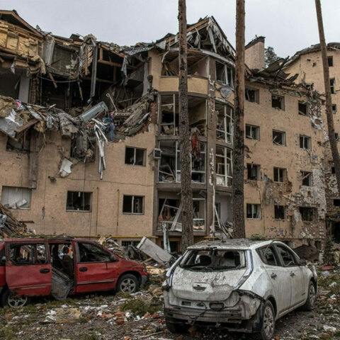 Καταστροφές σε κτίριο και αυτοκίνητα από ρωσικούς βομβαρδισμούς στο Χάρκοβο