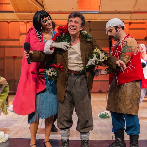 Ηθοποιοί στην παράσταση «Αυτόχειρ» του Νικολάι Έρντμαν από το Εθνικό Θέατρο, στη σκηνή «Μαρίκα Κοτοπούλη» του REX