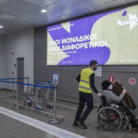 Υπάλληλος σε αεροδρόμιο βοηθά γυναίκα σε αμαξίδιο