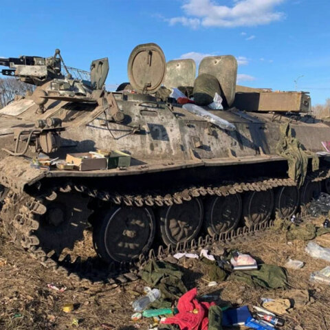 Κατεστραμμένο ρωσικό άρμα μάχης σε χωριό κοντά στο Χάρκοβο στην Ανατολική Ουκρανία