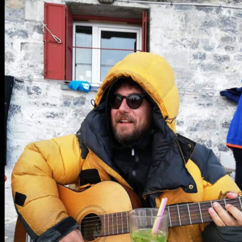 O Στάθης Δρογώσης ήταν από τους πρώτους καλλιτέχνες που καταδίκασαν τη ρωσική εισβολή στην Ουκρανία