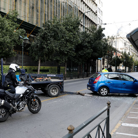 Τροχαίο στην Αθήνα τον Μάρτιο με αυτοκίνητο να πέφτει σε στάση λεωφορείου στη Σταδίου