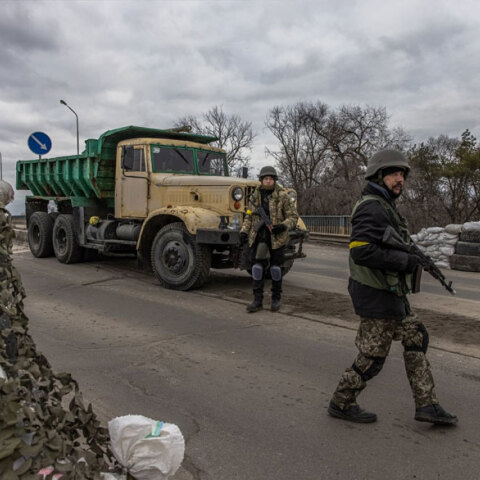 Ουκρανοί στρατιώτες σε σημείο ελέγχου κοντά στο Κίεβο, ενώ μαίνεται ο πόλεμος με τη Ρωσία