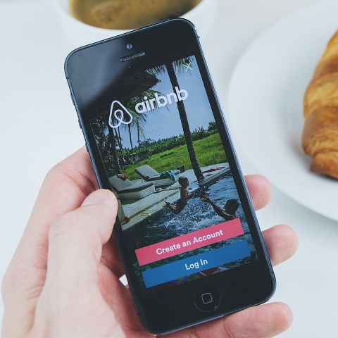 Κινητό τηλέφωνο δείχνει στην οθόνη του την εφαρμογή της Airbnb