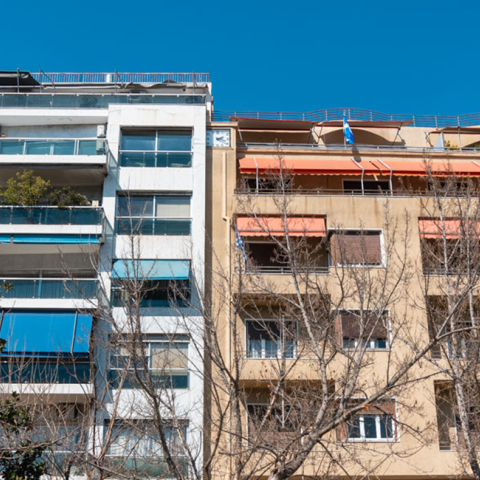 Η πολυκατοικία Σαββίδη, στη συμβολή των οδών Πατησίων και Αλεξάνδρας, με το ρολόι στον πέμπτο όροφο