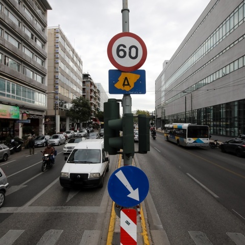 Προειδοποιητική πινακίδα για τον δακτύλιο σε κολώνα