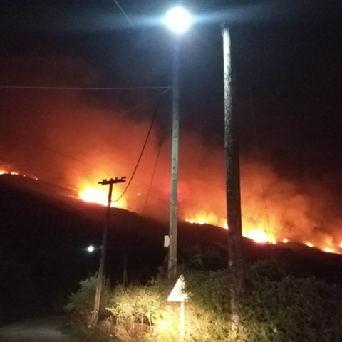 Μαίνεται η μεγάλη φωτιά στην Ηλεία