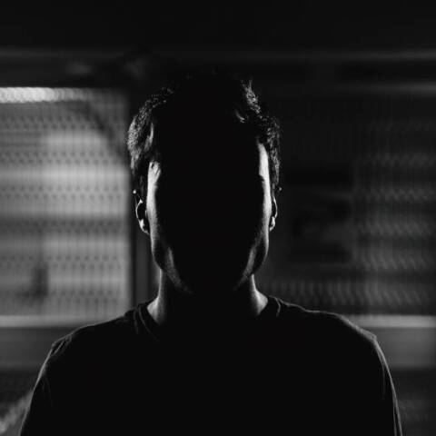 αντρική μορφή στο σκοτάδι