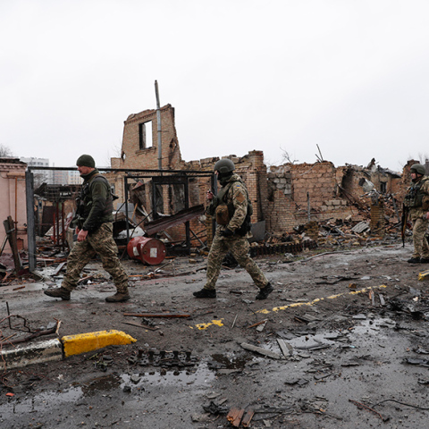 Πόλεμος στην Ουκρανία: Ουκρανοί στρατιώτες μέσα σε χαλάσματα