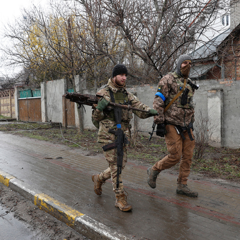 Πόλεμος στην Ουκρανία: Ουκρανοί στρατιώτες στην πόλη Μπούκα