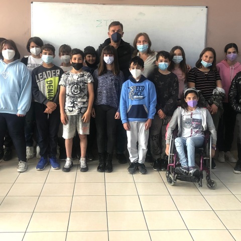 Η μουσικός και καθηγήτρια Αλεξάνδρα Κλάδη με μαθητές του δημοτικού σχολείου Παστίδας της Ρόδου