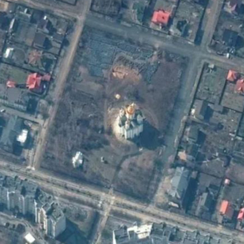 Πόλεμος στην Ουκρανία: Δορυφορικές εικόνες από την Μπούκα δείχνουν ομαδικό τάφο 14 μέτρων δίπλα σε εκκλησία © EPA / MAXMAR