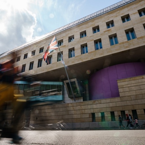 Φύλακας της βρετανικής πρεσβείας στο Βερολίνο κατηγορείται για κατασκοπεία υπέρ της Ρωσίας