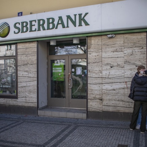  Ουκρανία: Το Λονδίνο παγώνει τα περιουσιακά στοιχεία της μεγαλύτερης ρωσικής τράπεζας, Sberbank