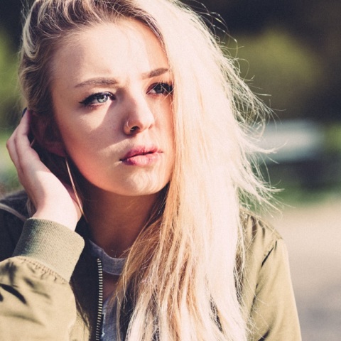 Ένα κορίτσι.