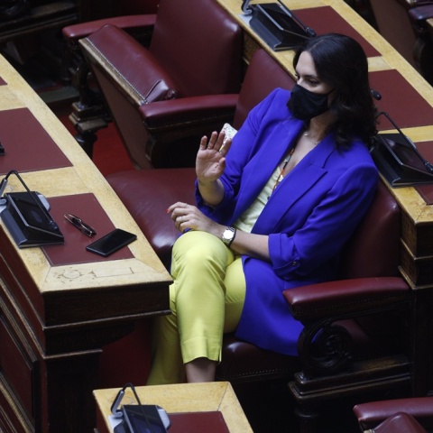 Η βουλευτής Α' Πειραιά, Νόνη Δούνια, φορά σακάκι στα χρώματα της Ουκρανίας: μπλε και κίτρινο