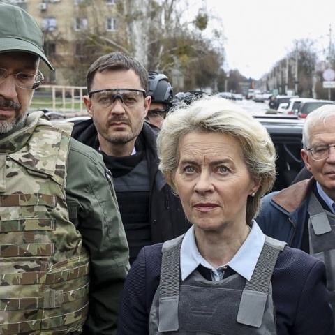 Η πρόεδρος της Ευρωπαϊκής Επιτροπής, Ούρσουλα φον ντερ Λάιεν, στη Μπούκα της Ουκρανίας