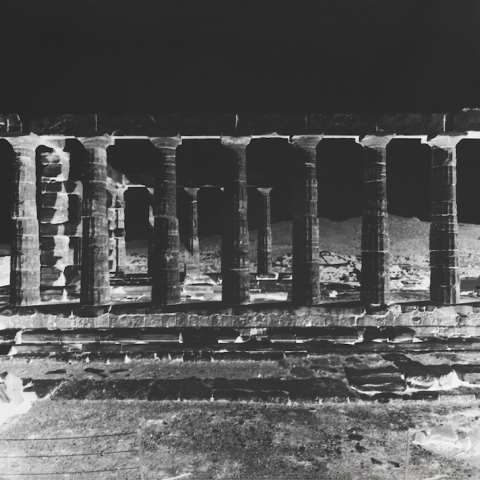 Έργο της Vera Lutter, της φωτογράφου της έκθεσης «Fragments of Time Past» στην γκαλερί Gagosian Athens.