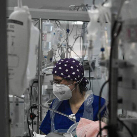 Υγειονομικός στη ΜΕΘ νοσοκομείου με μάσκα για τον κορωνοϊό