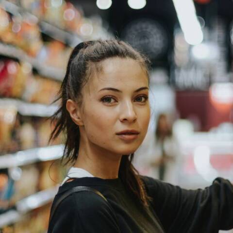 Μια κοπέλα ψωνίζει στο σουπερμάρκετ