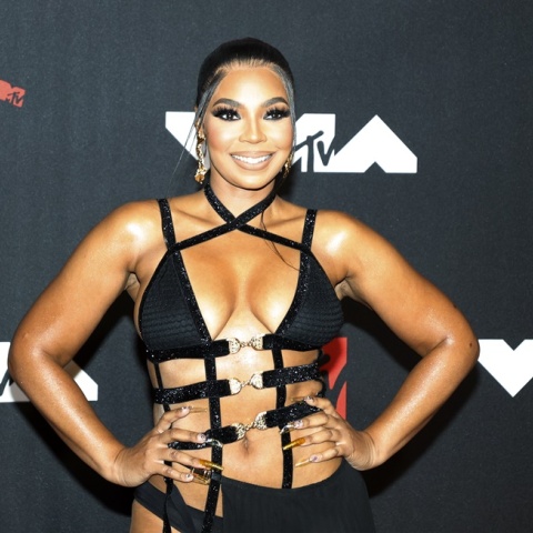 Η Αμερικανίδα τραγουδίστρια Ashanti σε παλαιότερη επίσημη εμφάνισή της