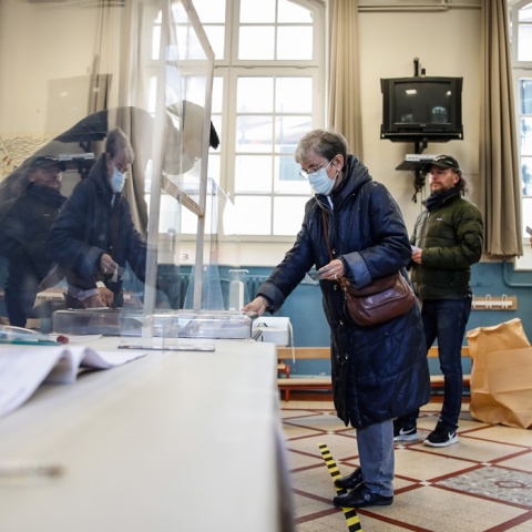 Στιγμιότυπο από εκλογικό κέντρο στη Γαλλία - Σήμερα οι Προεδρικές Εκλογές στη Γαλλία