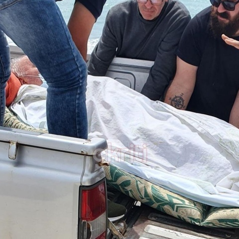 Άνδρες επιβιβάζουν ηλικιωμένο σε καρότσα φορτηγού προκειμένου να επιστρέψει σπίτι του