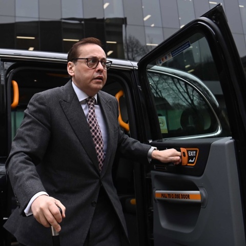 Ο Βρετανός βουλευτής, Imran Ahmad Khan, βγαίνει από το αυτοκίνητό του