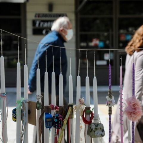 Πολίτες μπροστά από μαγαζί με πασχαλινά είδη