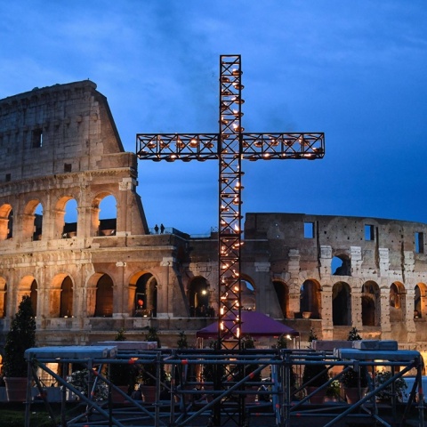 Σταυρός τη Μεγάλη Παρασκευή έξω από το Κολοσσαίο στην Ιταλία