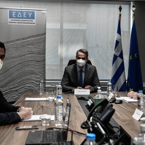 ΕΠΙΣΚΕΨΗ ΤΟΥ ΠΡΩΘΥΠΟΥΡΓΟΥ ΚΥΡ. ΜΗΤΣΟΤΑΚΗ ΣΤΗΝ ΕΛΛΗΝΙΚΗ ΔΙΑΧΕΙΡΙΣΤΙΚΗ ΕΤΑΙΡΕΙΑ ΥΔΡΟΓΟΝΑΝΘΡΑΚΩΝ (ΤΑΤΙΑΝΑ ΜΠΟΛΑΡΗ/EUROKINISSI)