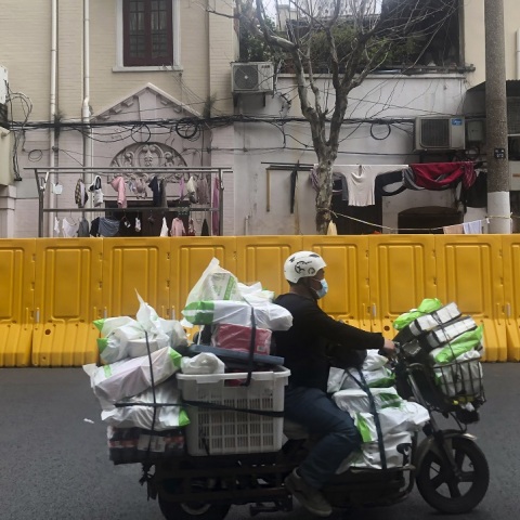 Σανγκάη: ‘Αρση lockdown «πείνας» – Πανηγυρισμοί στα μπαλκόνια μετά από κατ΄ οίκον περιορισμό 21 ημερών