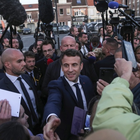 Ο Εμανουέλ Μακρόν συναντά ψηφοφόρους του κατά τη διάρκεια της προεκλογικής του εκστρατείας