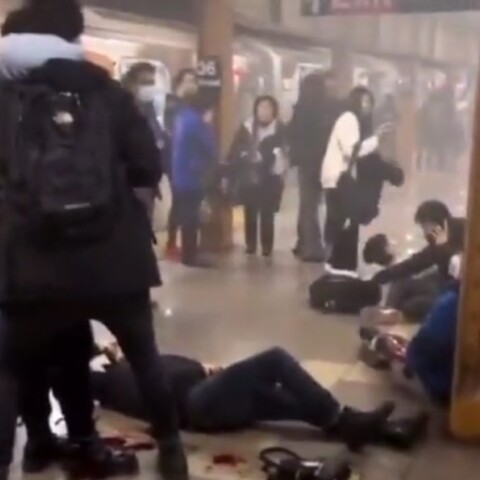 Άτομο πεσμένο στο έδαφος και αίματα μετά τους πυροβολισμούς στο μετρό του Μπρούκλιν στη Νέα Υόρκη