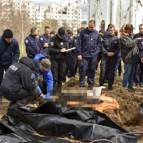 Πόλεμος στην Ουκρανία: Νεκροί άμαχοι σε μαύρες σακούλες πριν την ταφή τους