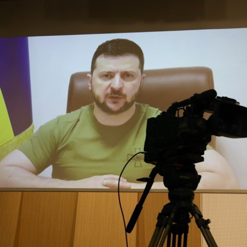 Ο πρόεδρος της Ουκρανίας, Βολοντίμιρ Ζελένσκι, σε οθόνη κατά τη διάρκεια μηνύματός του