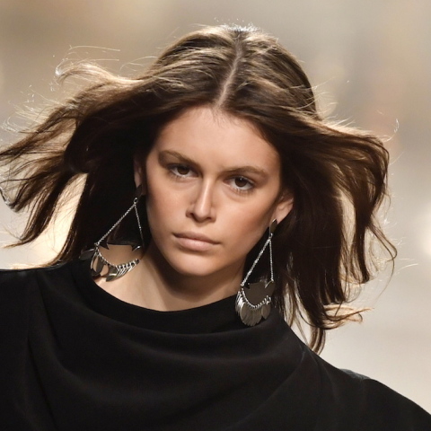 Η Kaia Gerber θα πρωταγωνιστήσει στην queer ταινία Bottoms, με πρωταγωνίστριες δύο λεσβίες μαθήτριες που παλεύουν να σαγηνεύσουν τις μαζορέτες του σχολείου. 