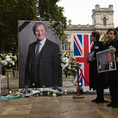 Η φωτογραφία του Ντέιβιντ Έιμες έξω από το χώρο όπου έγινε η κηδεία του