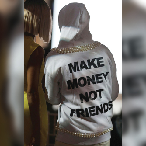 To μπουφάν που φόρεσε ο στιλίστας Αλ Γκίγκα στο Fashion Week