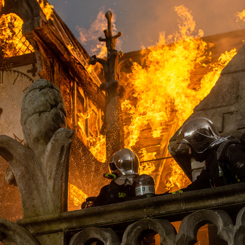 «Η Παναγία των Παρισίων φλέγεται», ένα docudrama από τον Ζαν-Ζακ Ανό