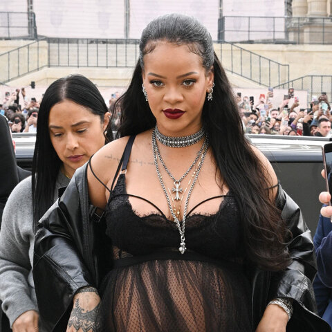 Η έγκυος τραγουδίστρια Ριάνα με διάφανο μαύρο φόρεμα φτάνει για το σόου του Dior, 2022