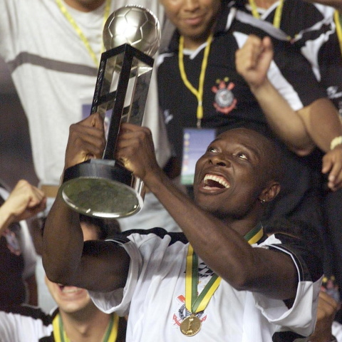 Ο Φρέντι Ρινκόν ενώ σηκώνει τρόπαιο με την Κορίνθιανς.