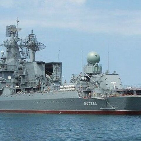 Φλέγεται η ναυαρχίδα του ρωσικού στόλου της Μαύρης Θάλασσας