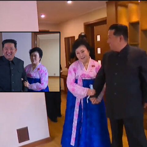 Ο Κιμ Γιονγκ Ουν και η εθνική παρουσιάστρια της Βόρειας Κορέας μέσα στο διαμέρισμα που πήρε ως δώρο για την πολύχρονη προσφορά της