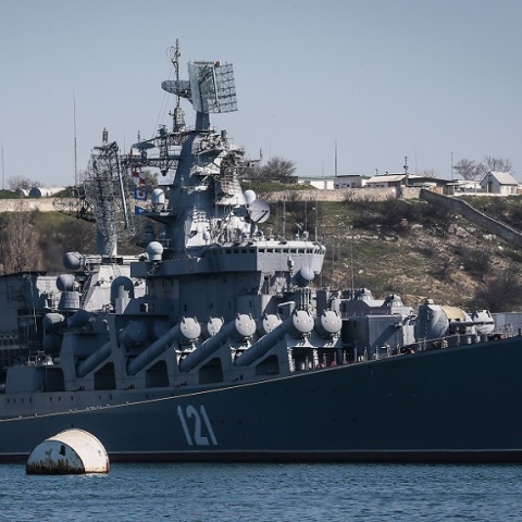 Moskva: «Το ρωσικό καταδρομικό συνεχίζει να φλέγεται»