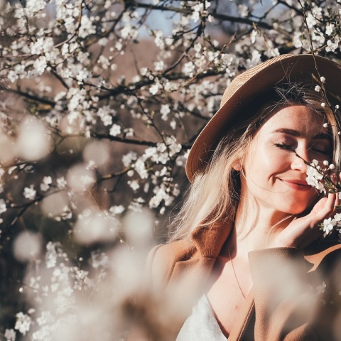 Ένα κορίτσι ανάμεσα στις αμυγδαλιές. 