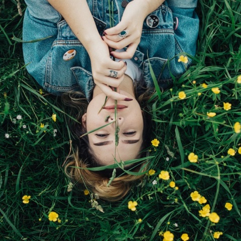 Ένα κορίτσι ανάμεσα στα λουλούδια. 